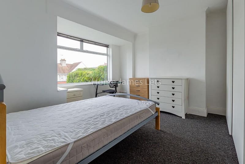 V919 Bedroom